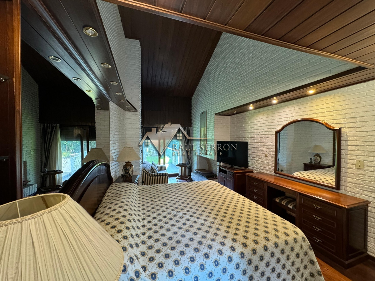 Casa ID.2622 - Casa en venta 5 dormitorios en Playa Mansa, Punta del Este