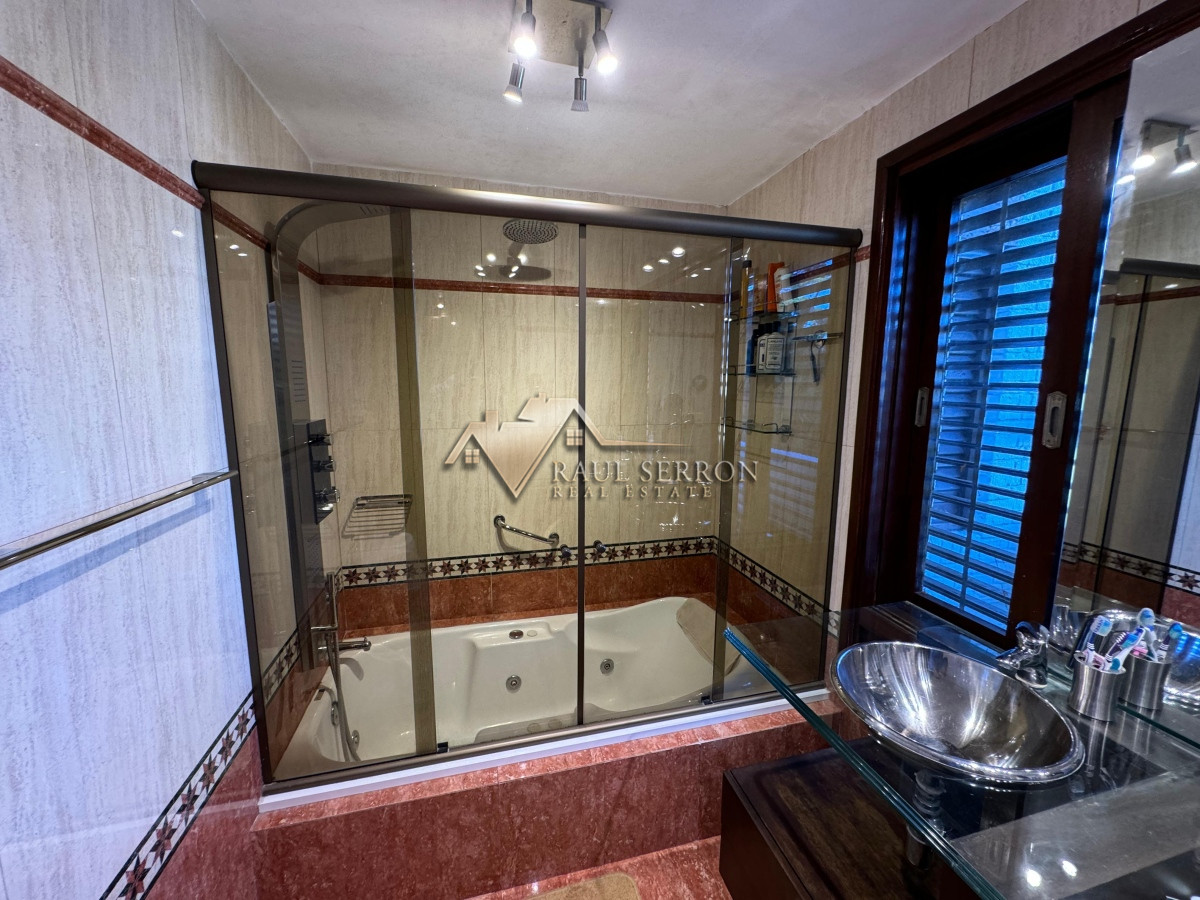 Casa ID.2622 - Casa en venta 5 dormitorios en Playa Mansa, Punta del Este