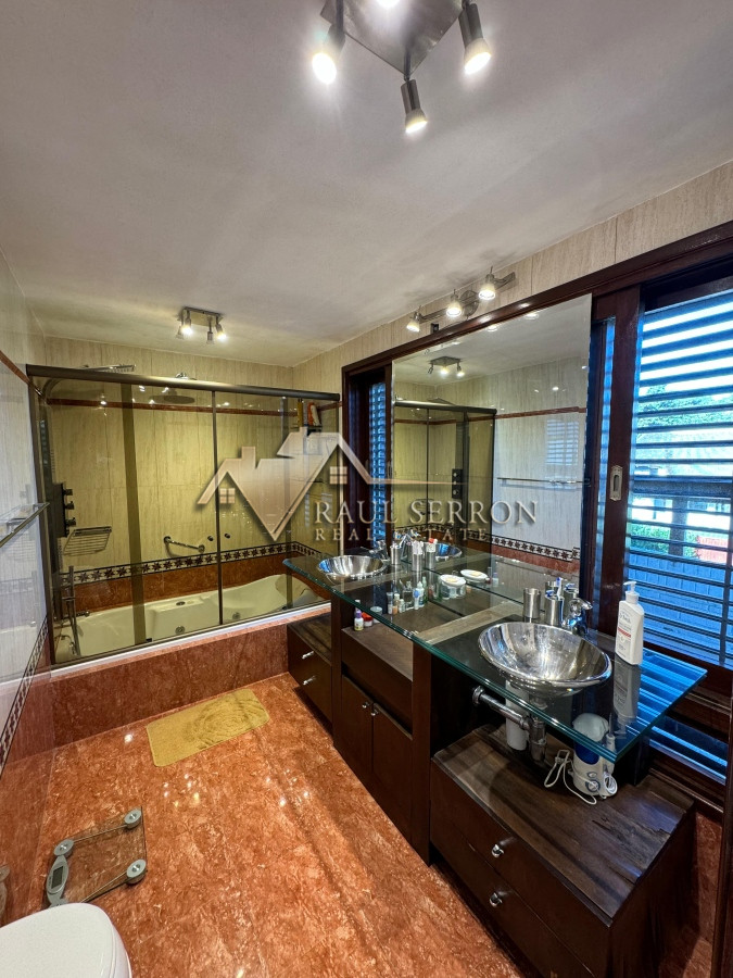 Casa ID.2622 - Casa en venta 5 dormitorios en Playa Mansa, Punta del Este