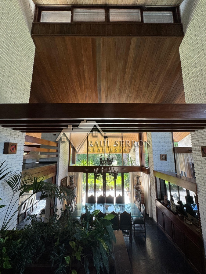 Casa ID.2622 - Casa en venta 5 dormitorios en Playa Mansa, Punta del Este