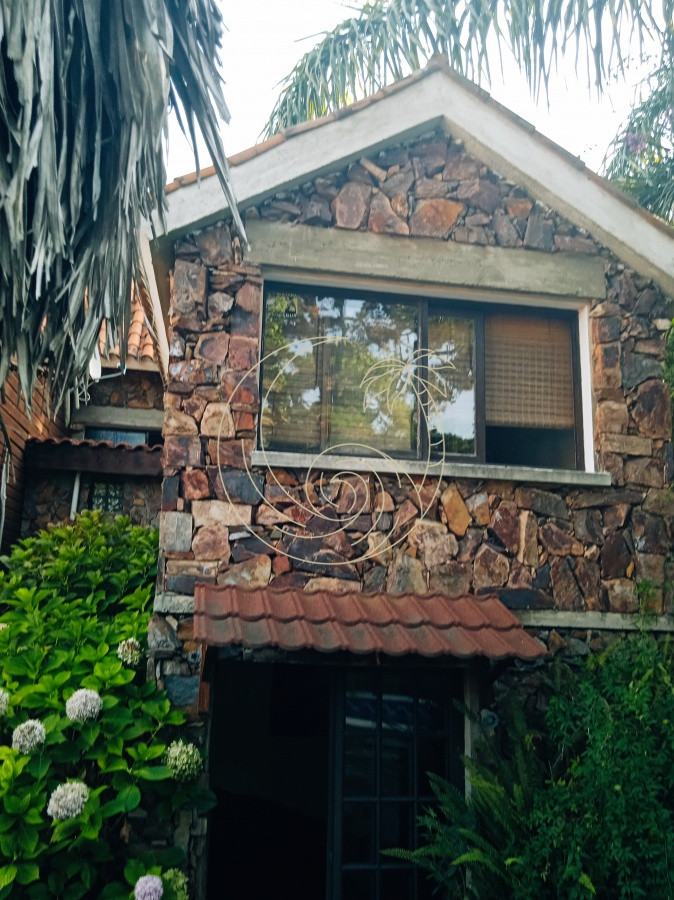 Casa ID.21092578 - Amplia casa en Cantegril con un jardín soñado, ubicada a un paso de todos los servicios, en un entorno arbolado. 