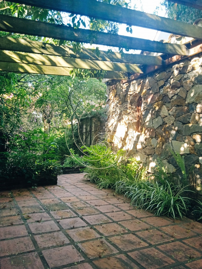 Casa ID.21092578 - Amplia casa en Cantegril con un jardín soñado, ubicada a un paso de todos los servicios, en un entorno arbolado. 