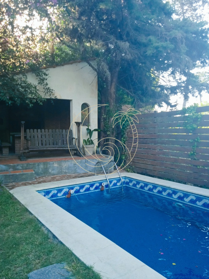 Casa ID.21092578 - Amplia casa en Cantegril con un jardín soñado, ubicada a un paso de todos los servicios, en un entorno arbolado. 