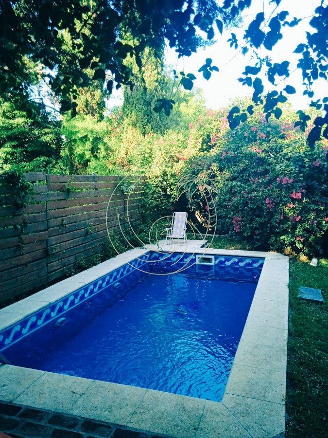 Casa ID.21092578 - Amplia casa en Cantegril con un jardín soñado, ubicada a un paso de todos los servicios, en un entorno arbolado. 