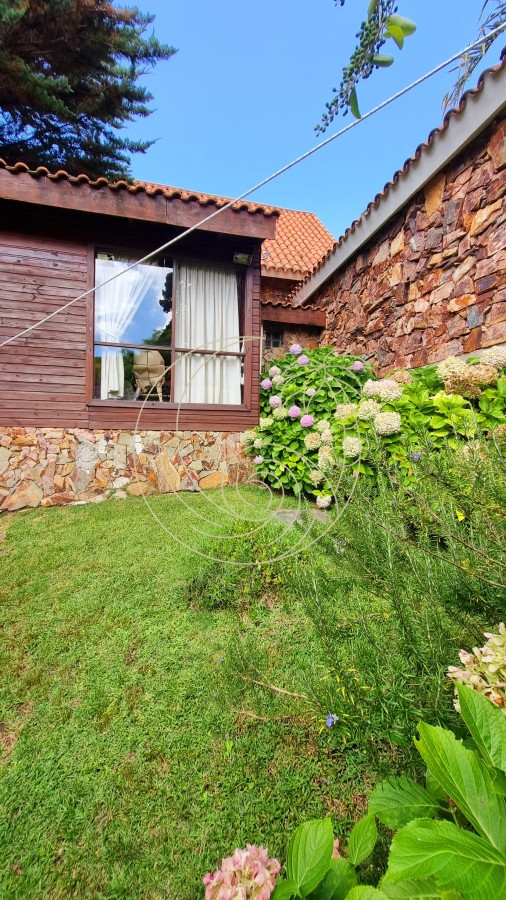Casa ID.21092578 - Amplia casa en Cantegril con un jardín soñado, ubicada a un paso de todos los servicios, en un entorno arbolado. 