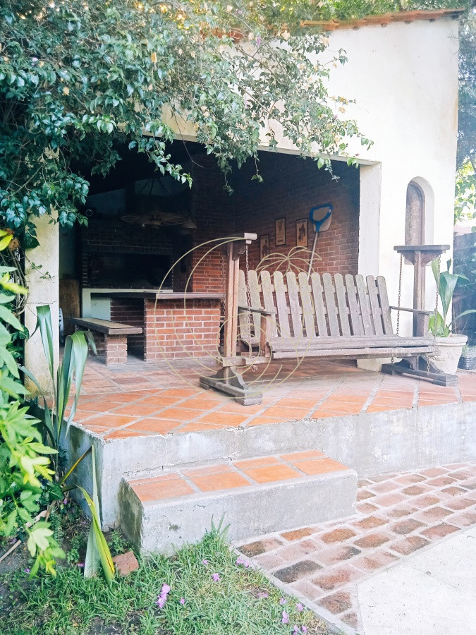 Casa ID.21092578 - Amplia casa en Cantegril con un jardín soñado, ubicada a un paso de todos los servicios, en un entorno arbolado. 