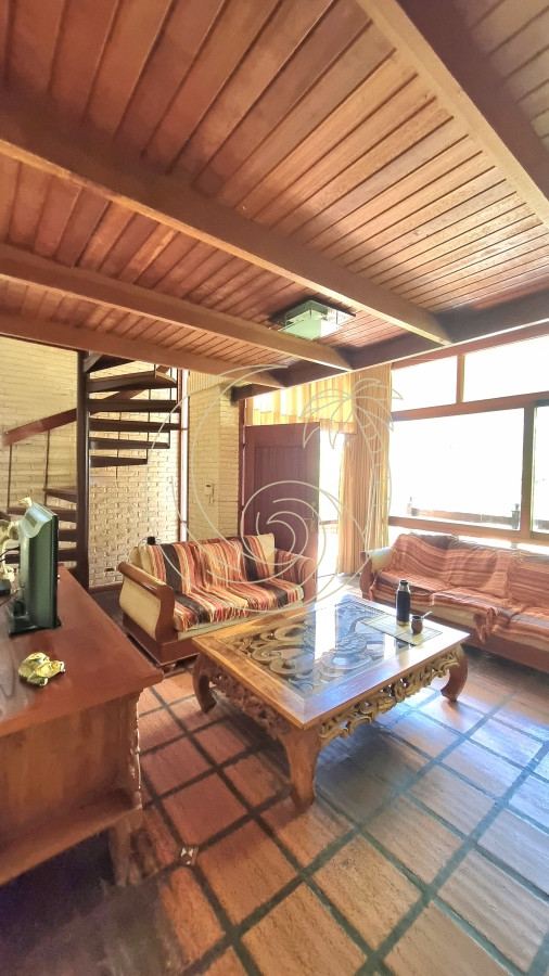 Casa ID.21092578 - Amplia casa en Cantegril con un jardín soñado, ubicada a un paso de todos los servicios, en un entorno arbolado. 
