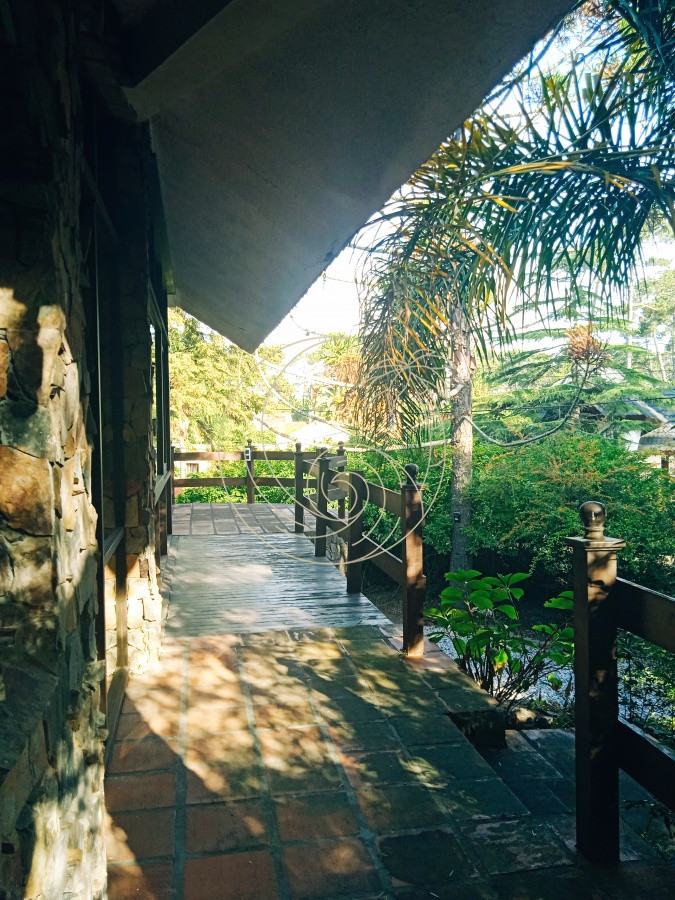 Casa ID.21092578 - Amplia casa en Cantegril con un jardín soñado, ubicada a un paso de todos los servicios, en un entorno arbolado. 
