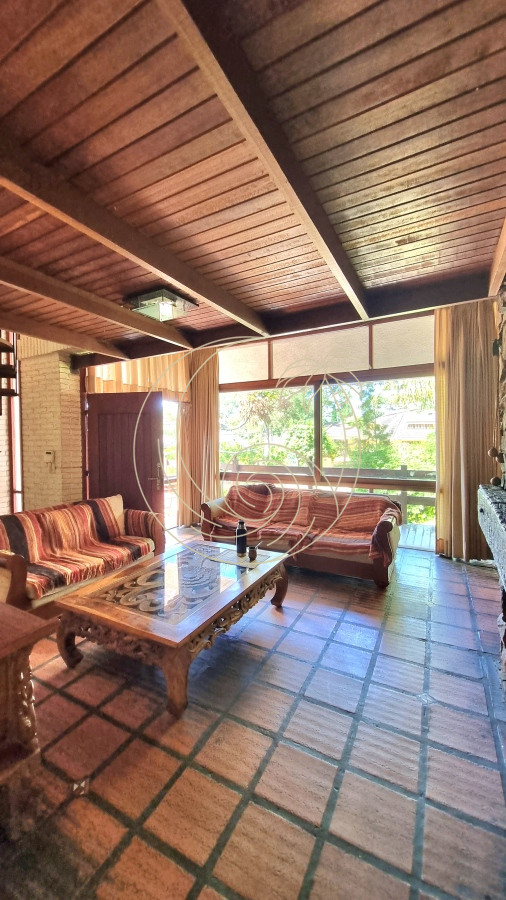 Casa ID.21092578 - Amplia casa en Cantegril con un jardín soñado, ubicada a un paso de todos los servicios, en un entorno arbolado. 