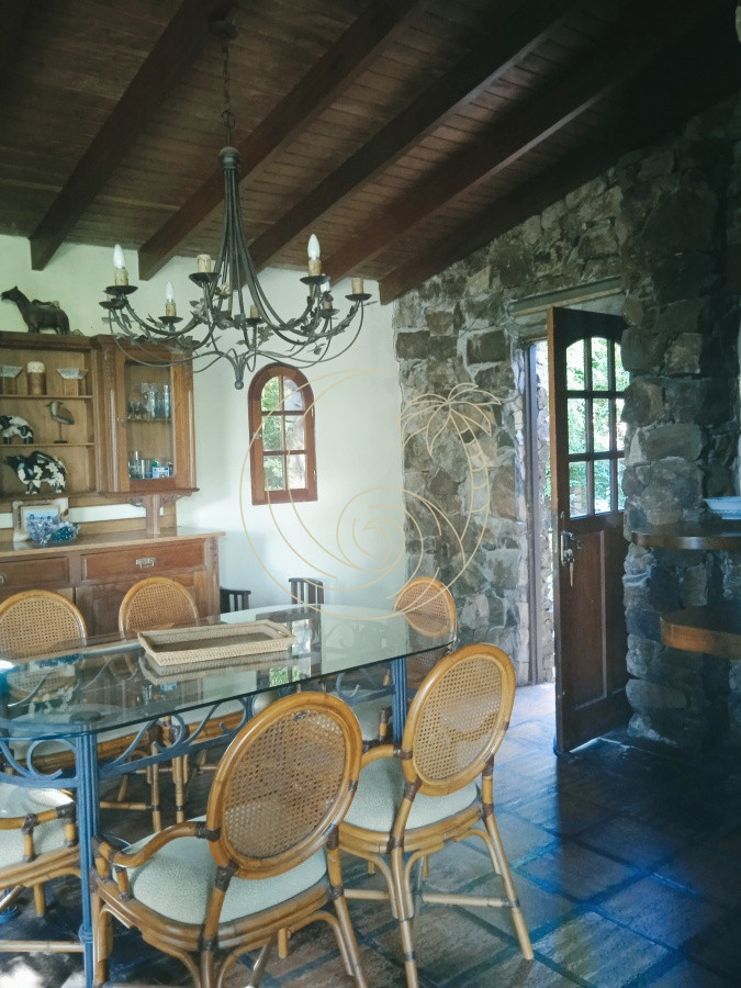 Casa ID.21092578 - Amplia casa en Cantegril con un jardín soñado, ubicada a un paso de todos los servicios, en un entorno arbolado. 