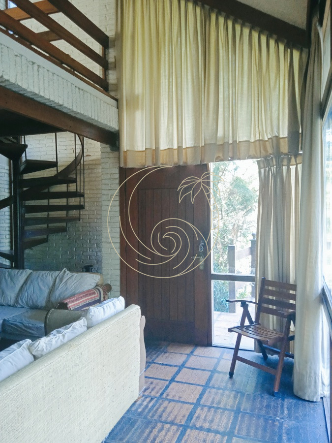 Casa ID.21092578 - Amplia casa en Cantegril con un jardín soñado, ubicada a un paso de todos los servicios, en un entorno arbolado. 