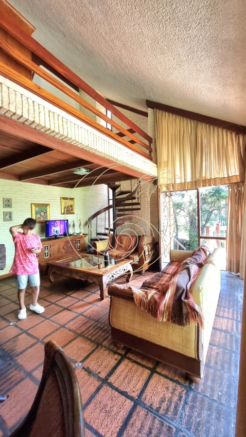 Casa ID.21092578 - Amplia casa en Cantegril con un jardín soñado, ubicada a un paso de todos los servicios, en un entorno arbolado. 
