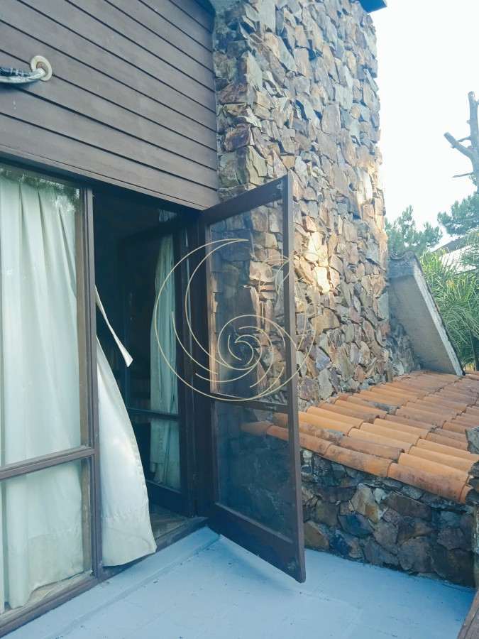 Casa ID.21092578 - Amplia casa en Cantegril con un jardín soñado, ubicada a un paso de todos los servicios, en un entorno arbolado. 