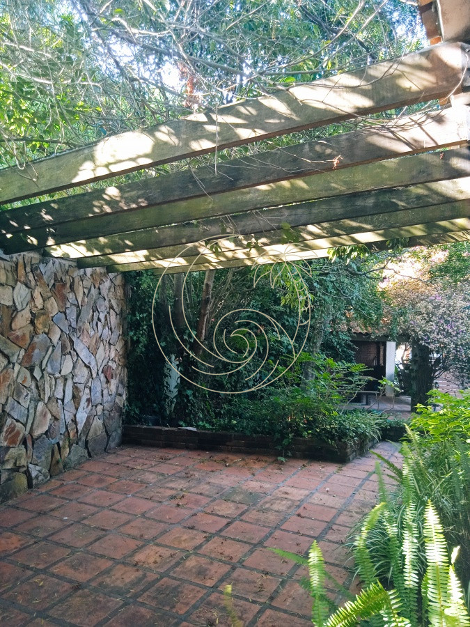 Casa ID.21092578 - Amplia casa en Cantegril con un jardín soñado, ubicada a un paso de todos los servicios, en un entorno arbolado. 
