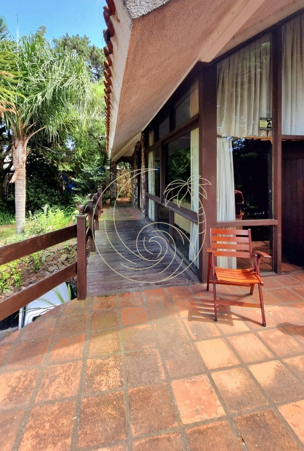 Casa ID.21092578 - Amplia casa en Cantegril con un jardín soñado, ubicada a un paso de todos los servicios, en un entorno arbolado. 