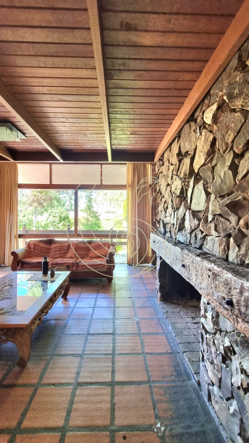 Casa ID.21092578 - Amplia casa en Cantegril con un jardín soñado, ubicada a un paso de todos los servicios, en un entorno arbolado. 