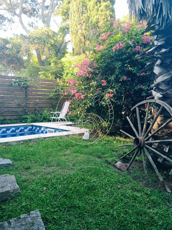Casa ID.21092578 - Amplia casa en Cantegril con un jardín soñado, ubicada a un paso de todos los servicios, en un entorno arbolado. 