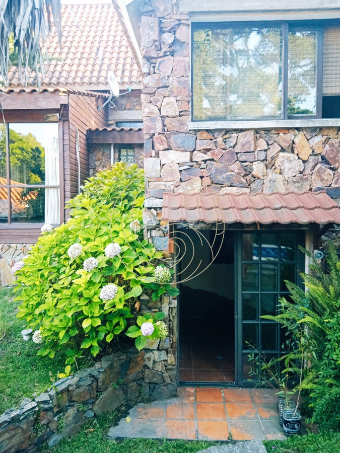 Casa ID.21092578 - Amplia casa en Cantegril con un jardín soñado, ubicada a un paso de todos los servicios, en un entorno arbolado. 