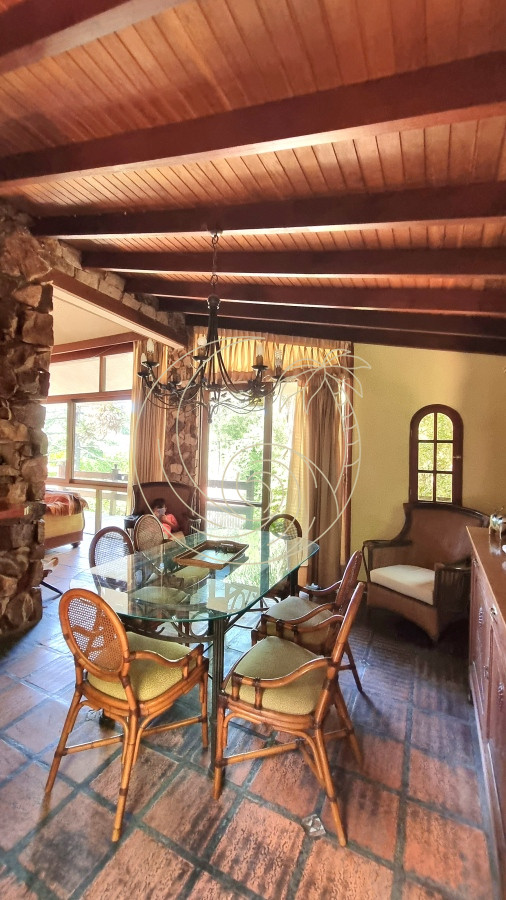 Casa ID.21092578 - Amplia casa en Cantegril con un jardín soñado, ubicada a un paso de todos los servicios, en un entorno arbolado. 