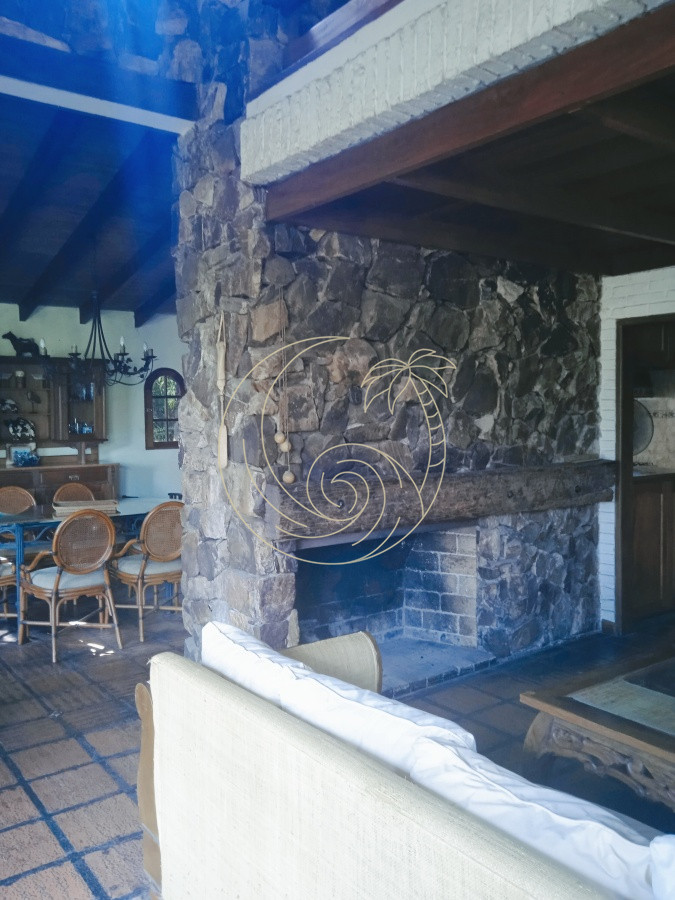 Casa ID.21092578 - Amplia casa en Cantegril con un jardín soñado, ubicada a un paso de todos los servicios, en un entorno arbolado. 