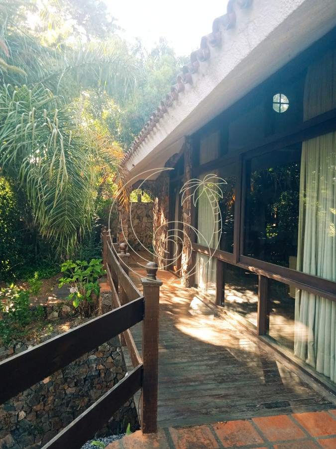 Casa ID.21092578 - Amplia casa en Cantegril con un jardín soñado, ubicada a un paso de todos los servicios, en un entorno arbolado. 
