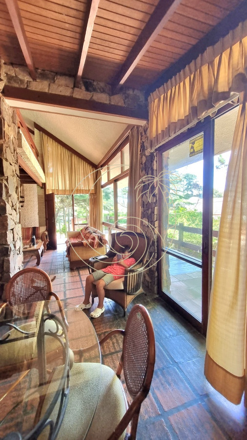 Casa ID.21092578 - Amplia casa en Cantegril con un jardín soñado, ubicada a un paso de todos los servicios, en un entorno arbolado. 