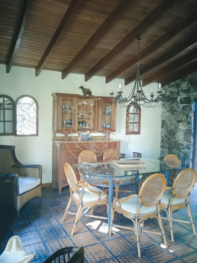 Casa ID.21092578 - Amplia casa en Cantegril con un jardín soñado, ubicada a un paso de todos los servicios, en un entorno arbolado. 