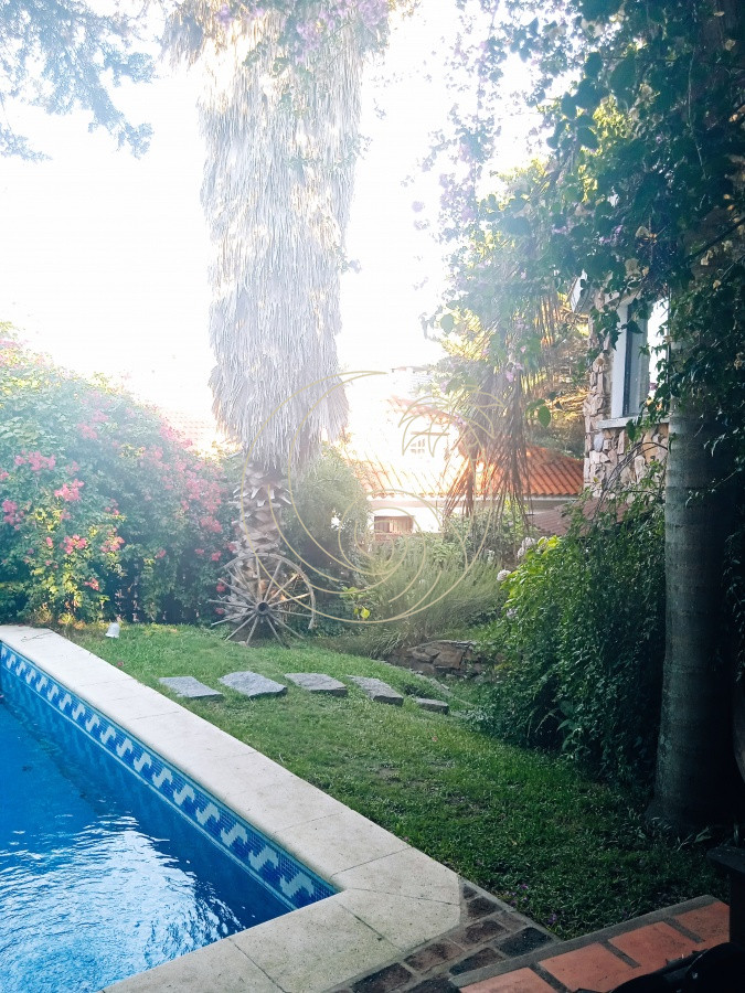 Casa ID.21092578 - Amplia casa en Cantegril con un jardín soñado, ubicada a un paso de todos los servicios, en un entorno arbolado. 