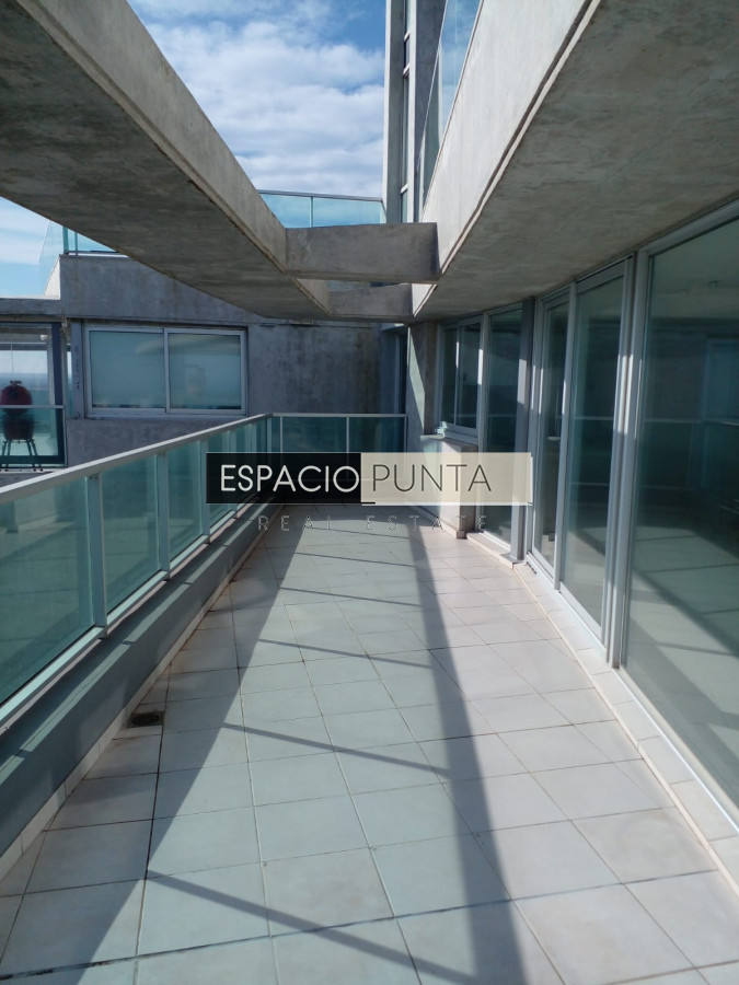 Apartamento ID.264 - Penthouse en venta sobre Roosevelt. Con vistas inigualables de la ciudad y la playa.