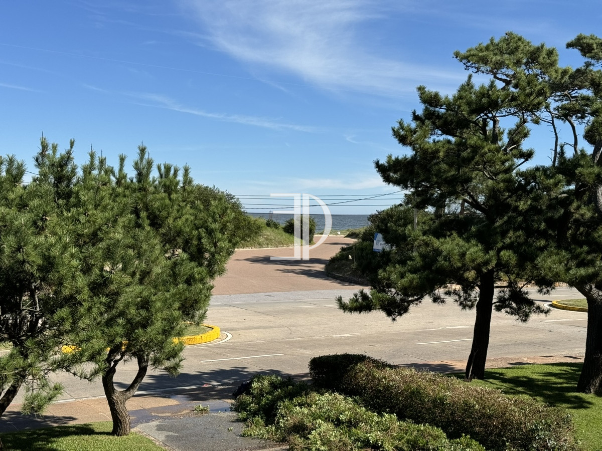 Apartamento ID.517 - Apartamento en venta de 4 dormitorios en Playa Mansa Punta del Este