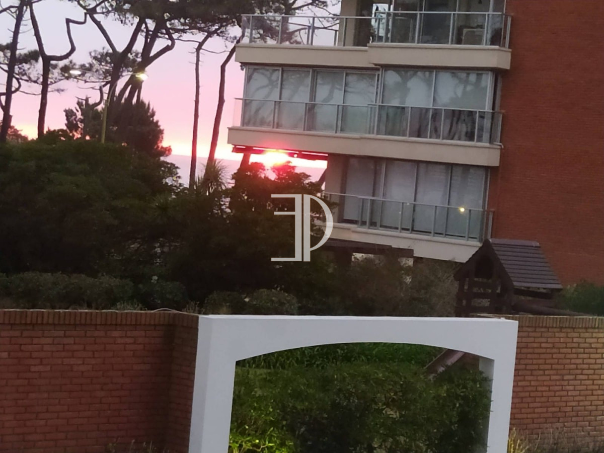 Apartamento ID.561 - Apartamento en venta de 2 dormitorios en Playa Mansa, Punta del Este