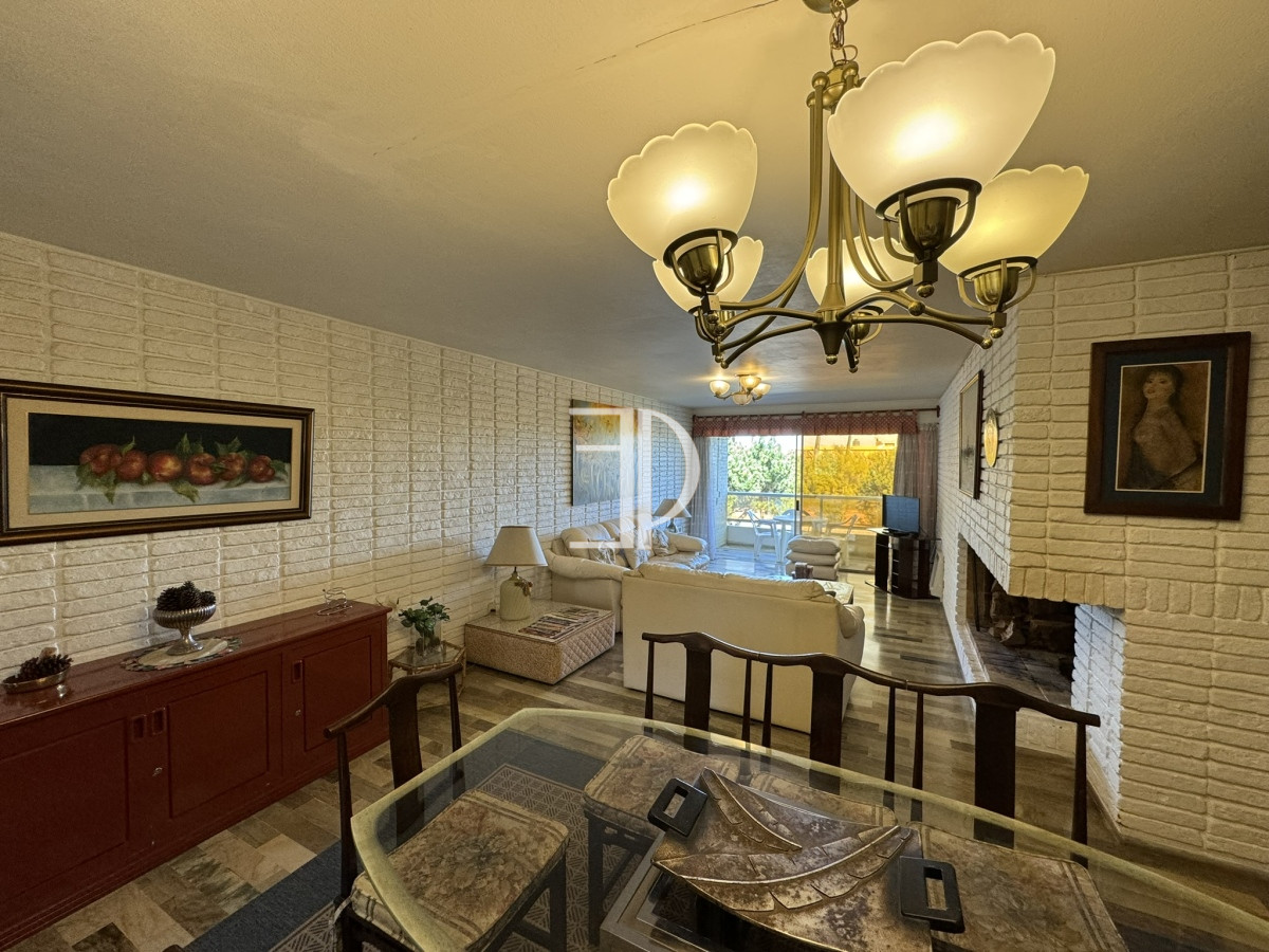 Apartamento ID.517 - Apartamento en venta de 4 dormitorios en Playa Mansa Punta del Este