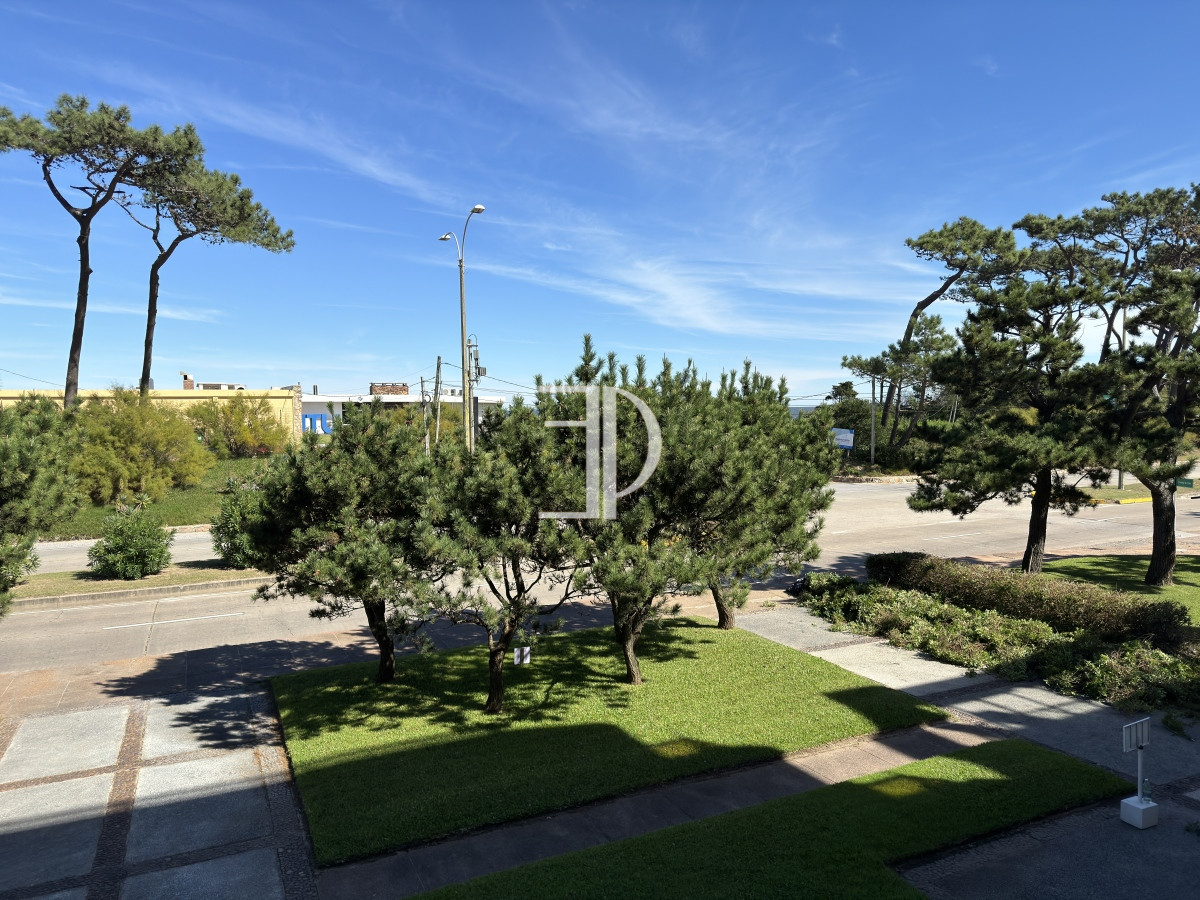 Apartamento ID.517 - Apartamento en venta de 4 dormitorios en Playa Mansa Punta del Este