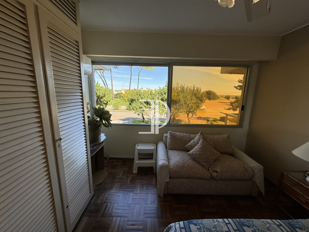 Apartamento ID.517 - Apartamento en venta de 4 dormitorios en Playa Mansa Punta del Este