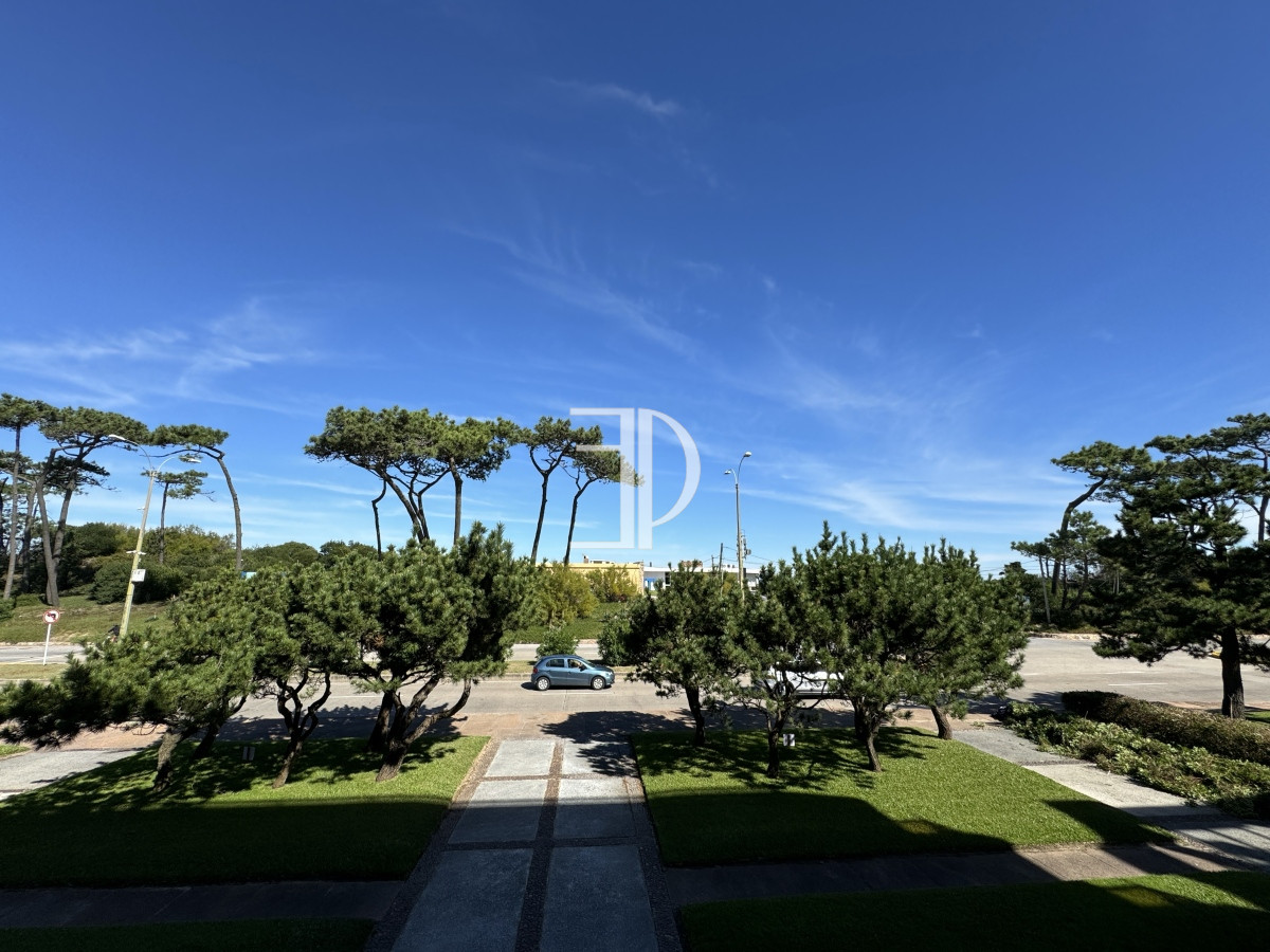 Apartamento ID.517 - Apartamento en venta de 4 dormitorios en Playa Mansa Punta del Este