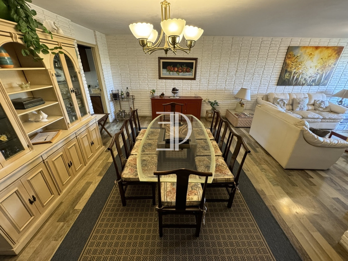 Apartamento ID.517 - Apartamento en venta de 4 dormitorios en Playa Mansa Punta del Este