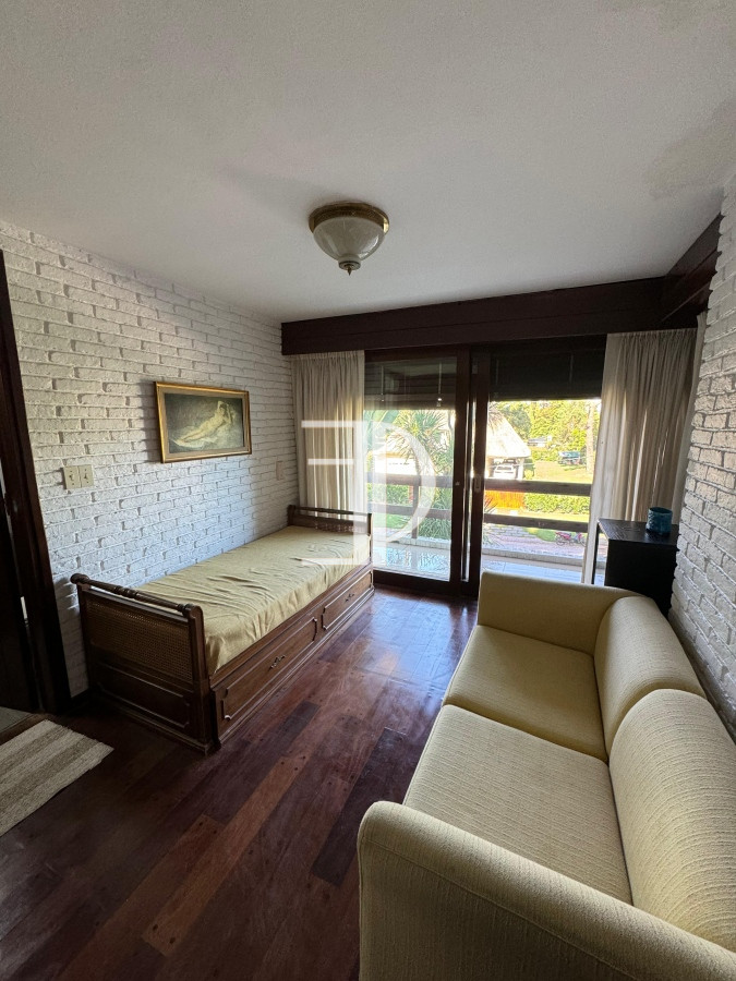 Casa ID.353 - Casa en venta 5 dormitorios en Playa Mansa, Punta del Este