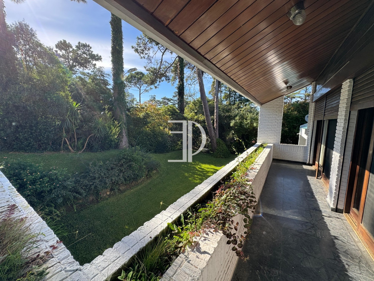 Casa ID.353 - Casa en venta 5 dormitorios en Playa Mansa, Punta del Este
