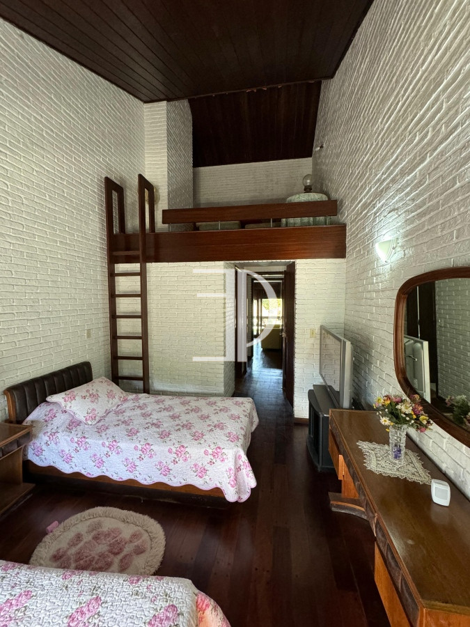 Casa ID.353 - Casa en venta 5 dormitorios en Playa Mansa, Punta del Este