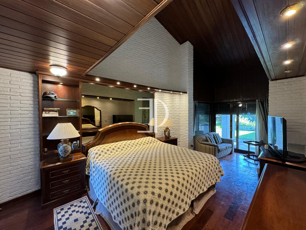 Casa ID.353 - Casa en venta 5 dormitorios en Playa Mansa, Punta del Este