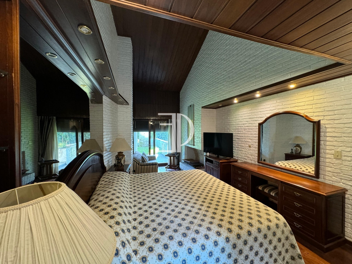 Casa ID.353 - Casa en venta 5 dormitorios en Playa Mansa, Punta del Este