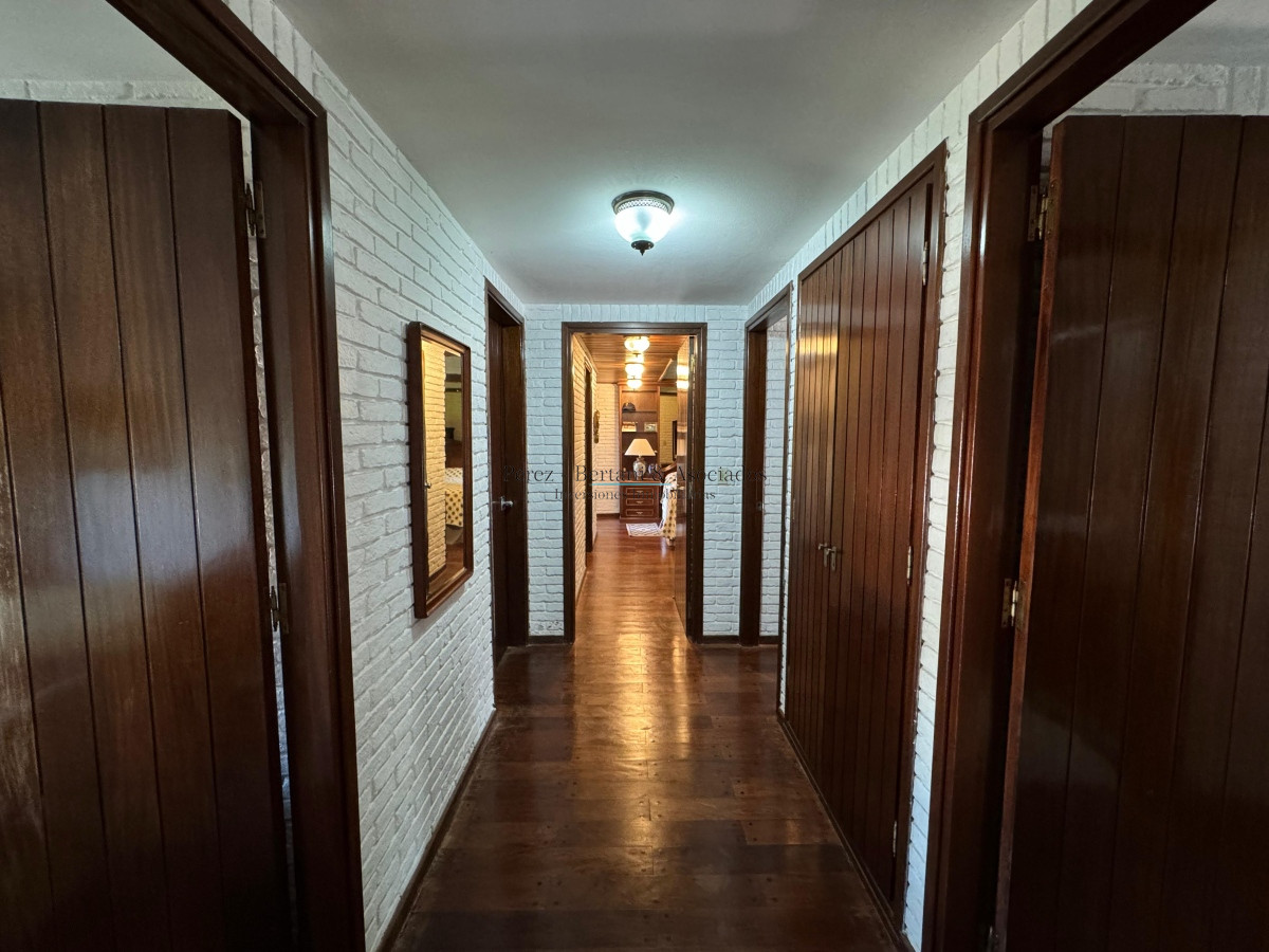 Casa ID.353 - Casa en venta 5 dormitorios en Playa Mansa, Punta del Este