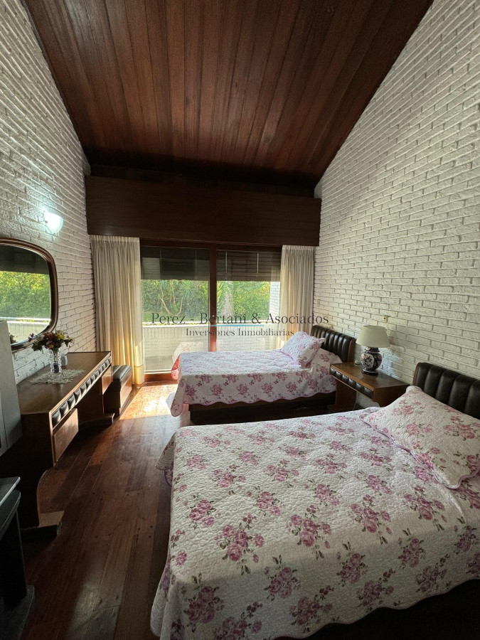 Casa ID.353 - Casa en venta 5 dormitorios en Playa Mansa, Punta del Este