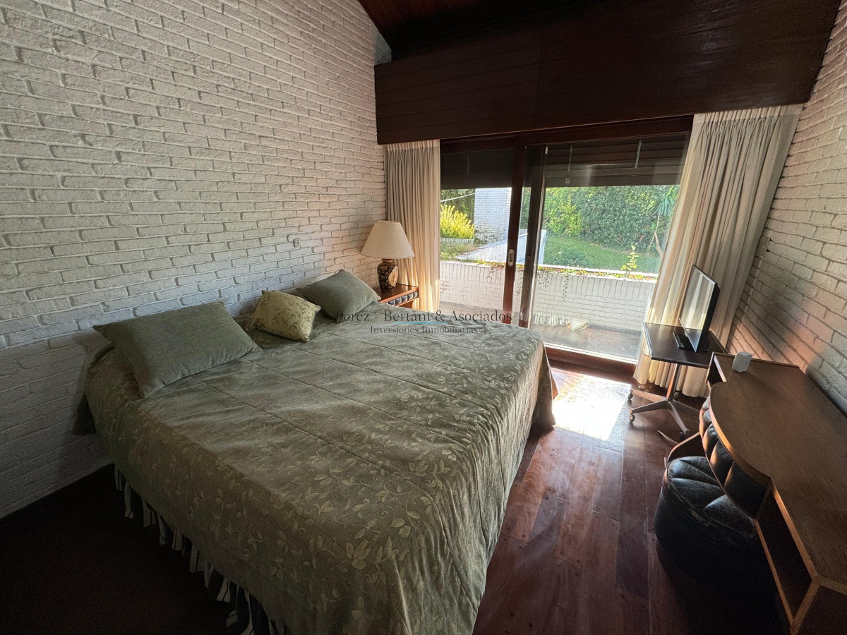 Casa ID.353 - Casa en venta 5 dormitorios en Playa Mansa, Punta del Este