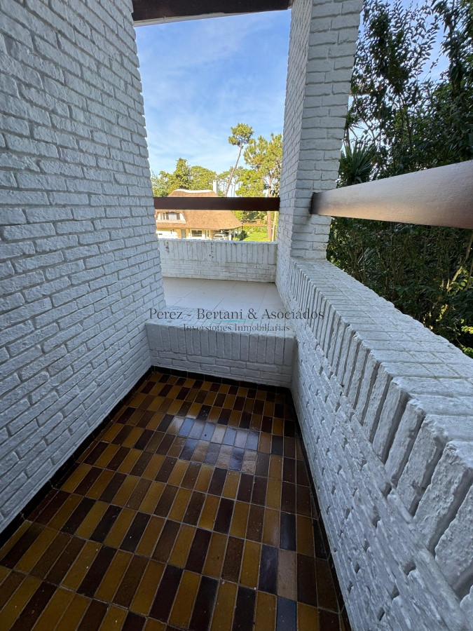 Casa ID.353 - Casa en venta 5 dormitorios en Playa Mansa, Punta del Este