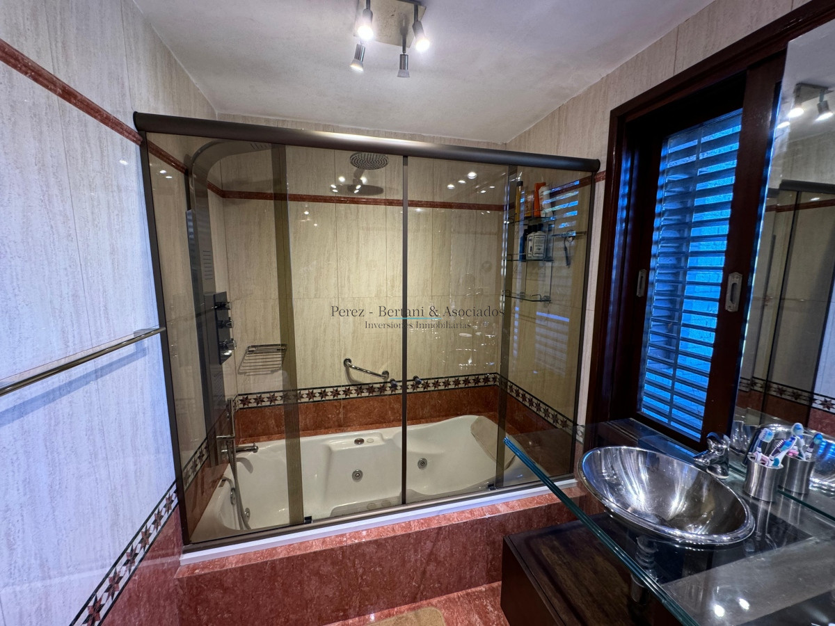 Casa ID.353 - Casa en venta 5 dormitorios en Playa Mansa, Punta del Este