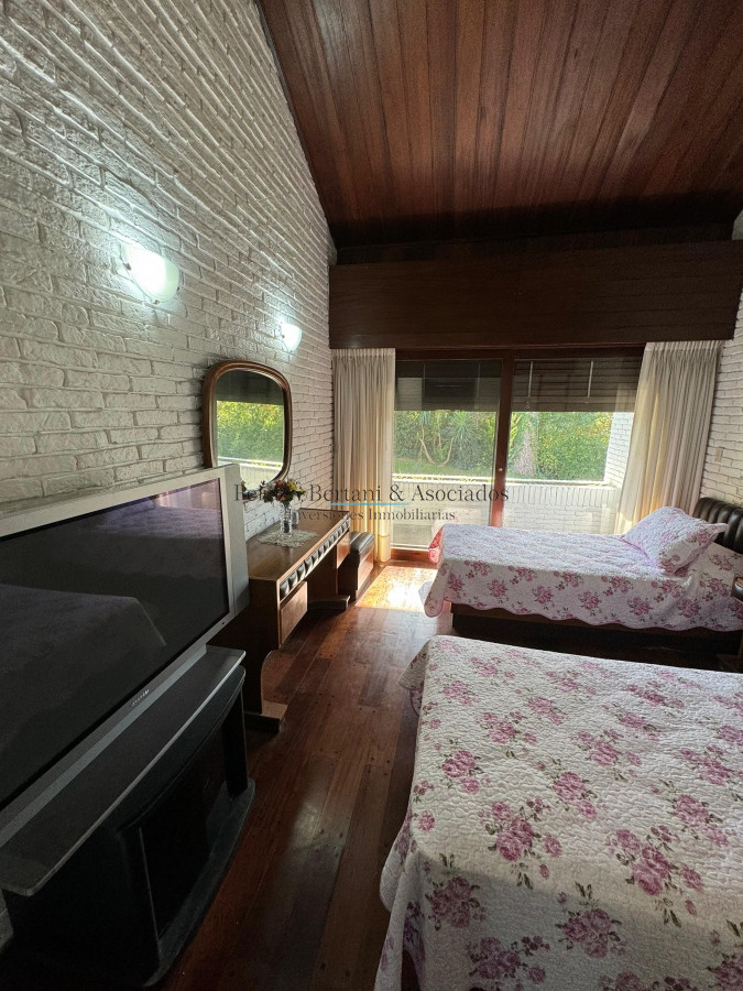 Casa ID.353 - Casa en venta 5 dormitorios en Playa Mansa, Punta del Este