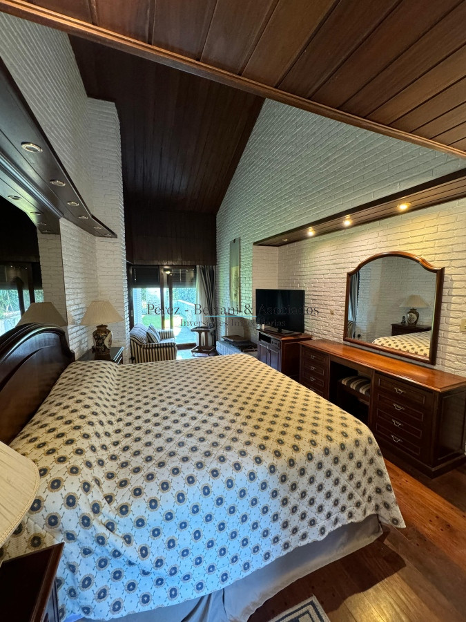 Casa ID.353 - Casa en venta 5 dormitorios en Playa Mansa, Punta del Este