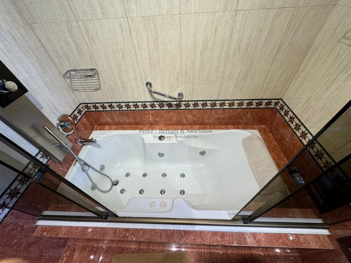 Casa ID.353 - Casa en venta 5 dormitorios en Playa Mansa, Punta del Este