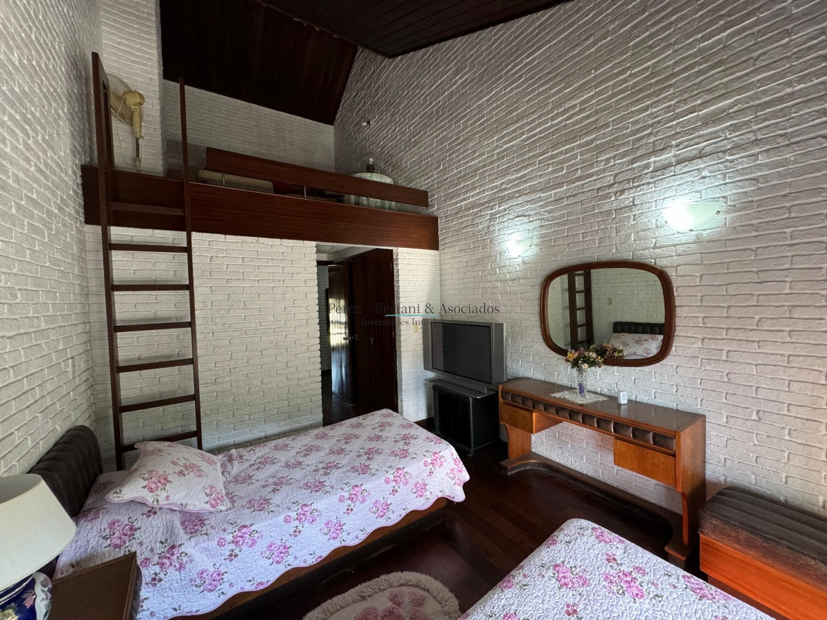 Casa ID.353 - Casa en venta 5 dormitorios en Playa Mansa, Punta del Este